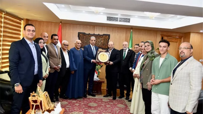 محافظ الفيوم يستقبل وفد حزب 