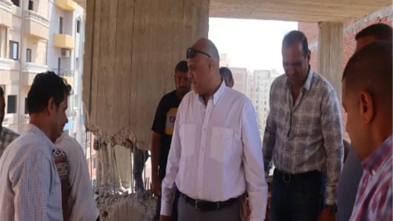 محافظ القليوبية يشهد إزالة طوابق مخالفة من برج سكني بمدينة بنها