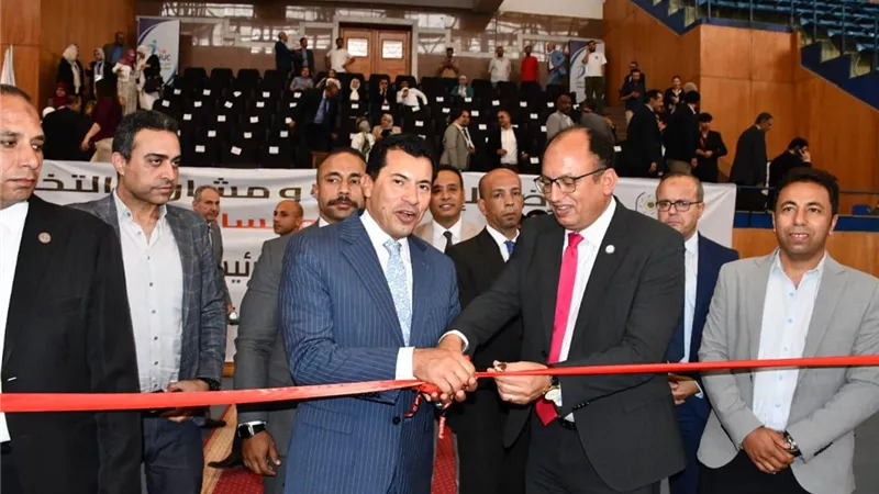 وزير الشباب ورئيس جامعة حلوان يفتتحان معرض الابتكارات ومشاريع التخرج