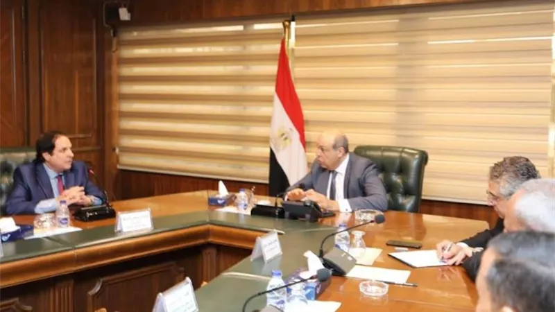 وزير الطيران يبحث مع أمين رابطة الجامعات الإسلامية التعاون العلمي