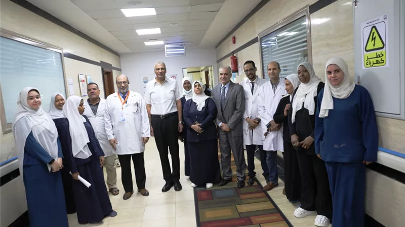 محافظ أسوان يتفقد سير العمل بأقسام مستشفيات الجامعية