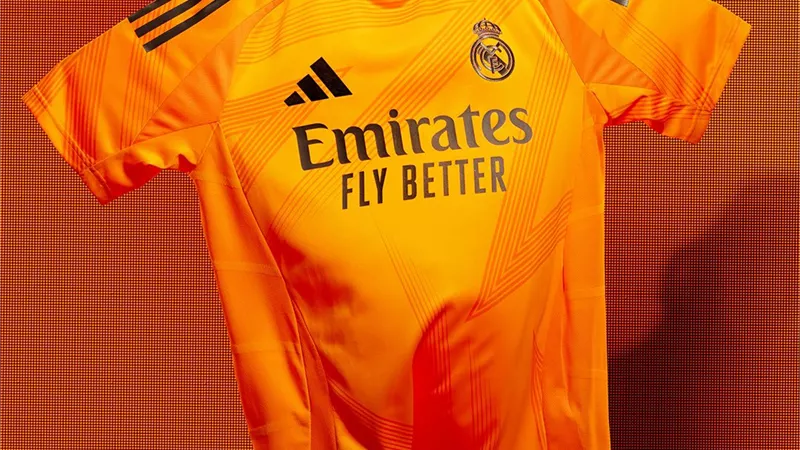 مبابى يروج لقميص ريال مدريد الجديد .. صور
