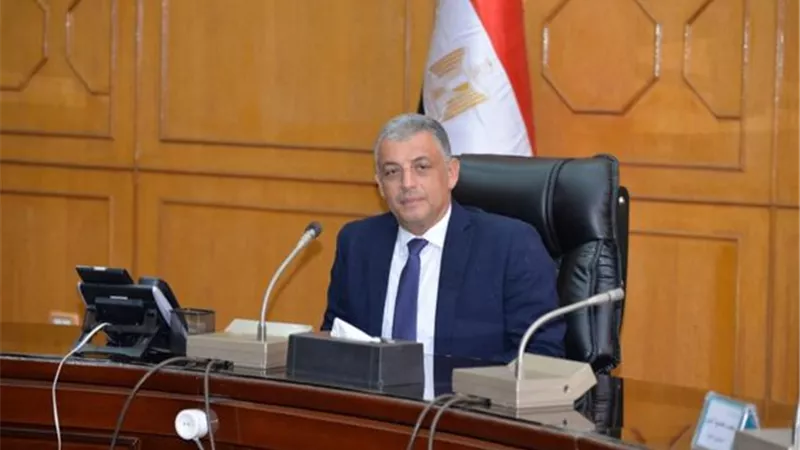 محافظ الإسماعيلية يبحث آليات ضبط الأسعار مع أعضاء الغرفة التجارية