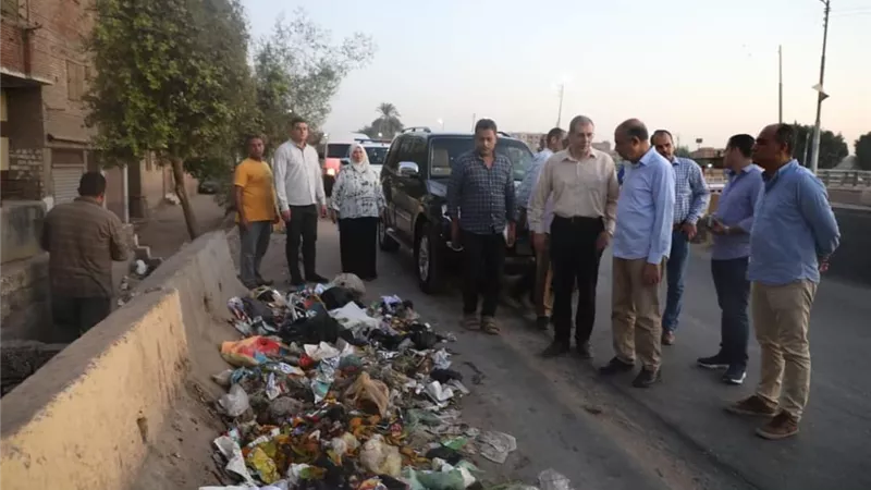 محافظ المنيا يجوب شوارع المدينة فجرا لتفقد الحالة العامة