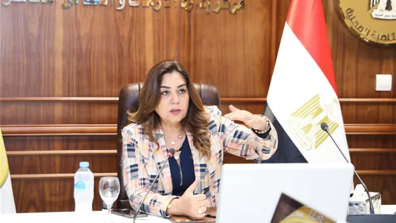 وزيرة التنمية المحلية تتابع مع 6 محافظين حالة الشواطئ