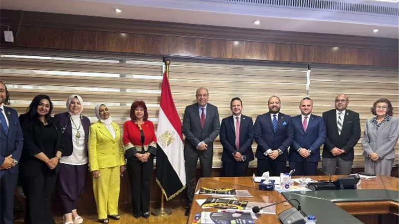وزير الطيران يبحث مع رئيس اتحاد المستثمرات العرب أوجه التعاون