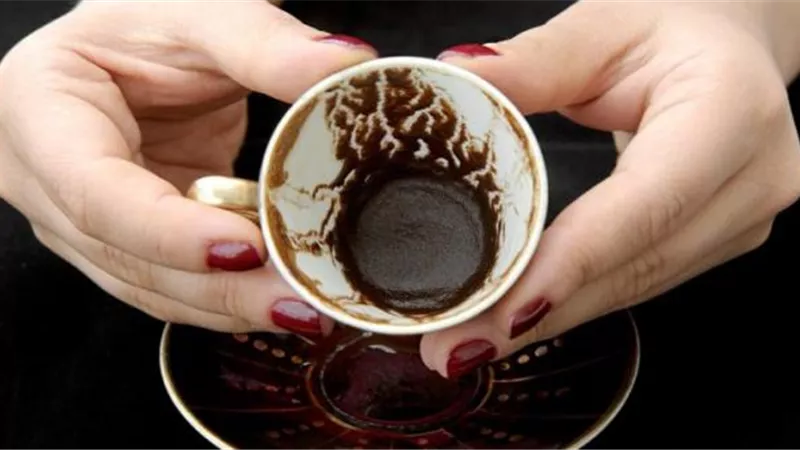 هل قراءة الفنجان من باب الفضول..حرام؟