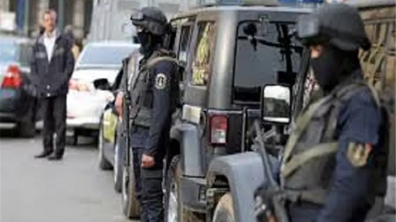 بـ كوكتيل مخدرات.. القبض على 33 شخصا من معلمين الكيف في الجيزة