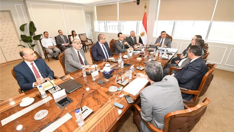 وزير الإسكان يبحث تسويق المشروعات السكنية بالمدن الجديدة