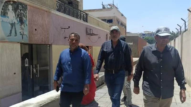 رئيس جهاز مدينة الشروق يقود حملة إشغالات وينفذ 6 قرارات غلق.. صور