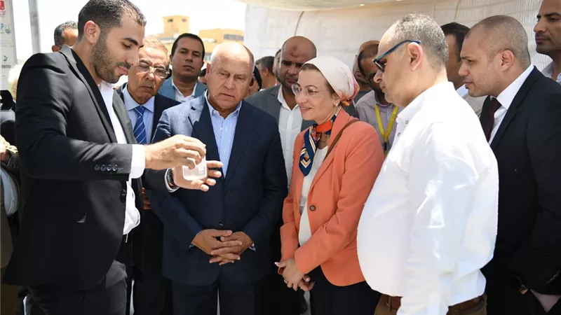 نائب رئيس الوزراء ووزيرةالبيئة فى زيارة ميدانية بالمناطق الصناعية
