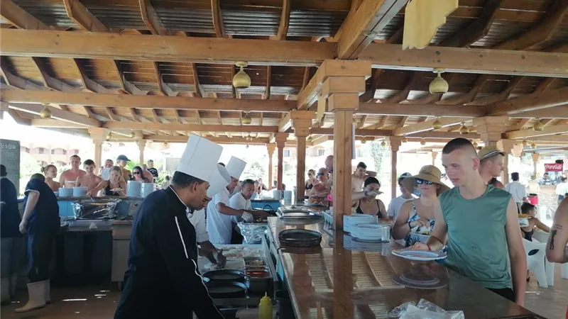 مهرجان «البيتزا» على شواطئ مرسى علم يجذب سياح أوروبا