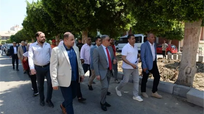 تحويل الجزيرة الوسطى بأشهر شوارع الإسماعيلية لممشى عام..صور