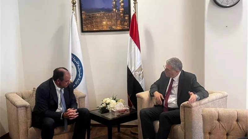 وزير البترول يبحث مع رئيس أباتشي خطط زيادة الإنتاج من مناطق امتيازها