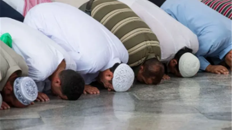 حكم التشويش على المصلي أثناء صلاته