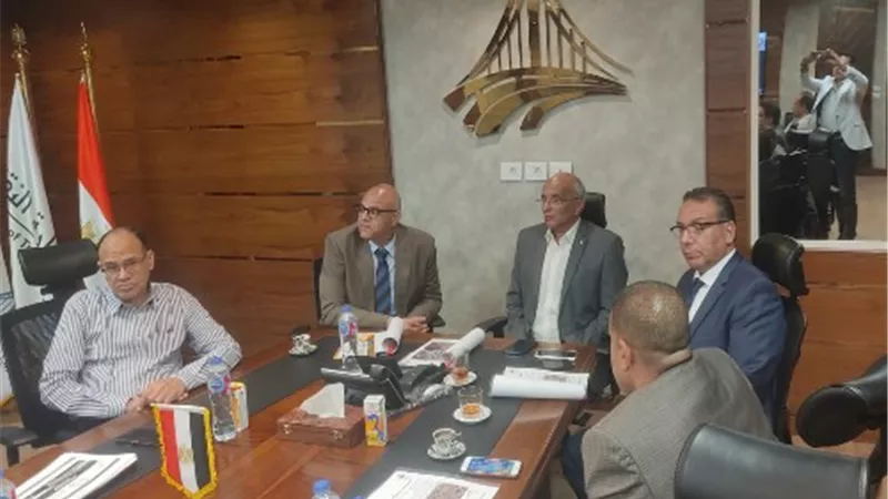 محافظ القليوبية يبحث مع وزارة النقل عددا من المشروعات التنموية