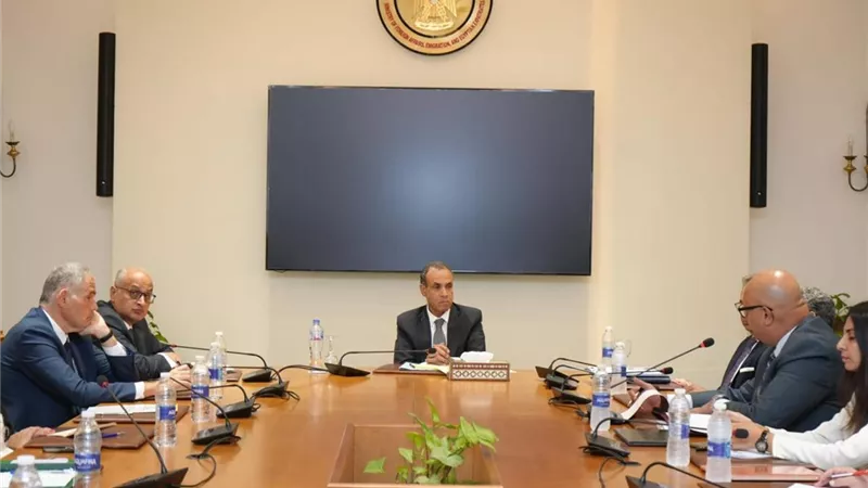 وزير الخارجية والهجرة بالخارج يجتمع بأعضاء قطاع حقوق الإنسان