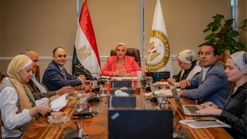 وزيرة البيئة ومحافظ الفيوم يتابعان الموقف التنفيذي لإعادة التوازن