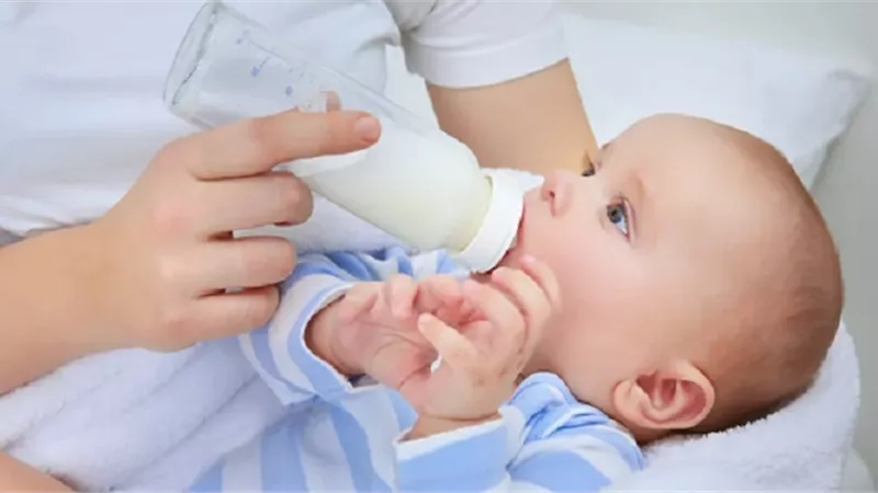 متى تبدأ أعراض حساسية الألبان في الظهور على الطفل؟