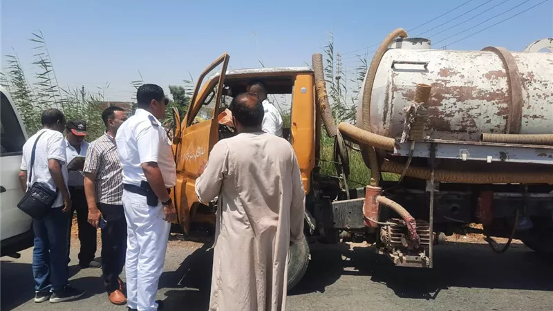 ضبط سيارة تلقى بمخلفات الصرف الصحى في ترعة نجع حمادى