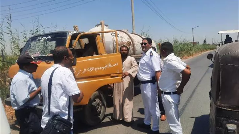 جهاز البيئة بأسيوط يتمكن من ضبط سيارة أثناء تفريغها مياه الصرف