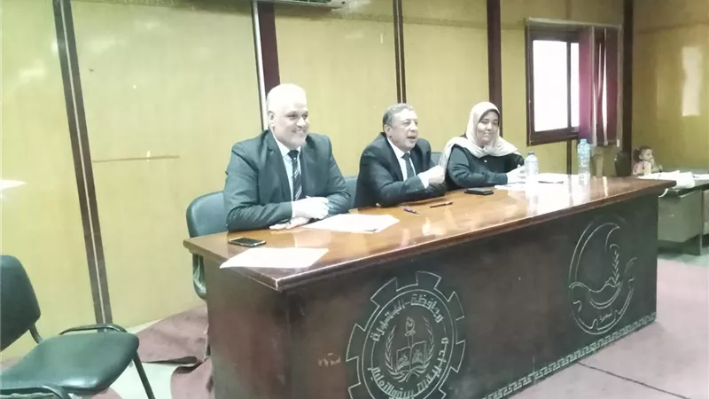 المدارس الرسمية لغات على طاولة وكيل تعليم البحيرة