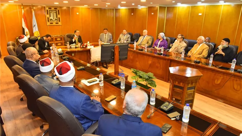 محافظ أسيوط يلتقى مجلس أمناء بيت العائلة المصرية