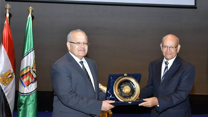 الخشت يكرم عددا من قيادات جامعة القاهرة والعاملين بمختلف درجاتهم