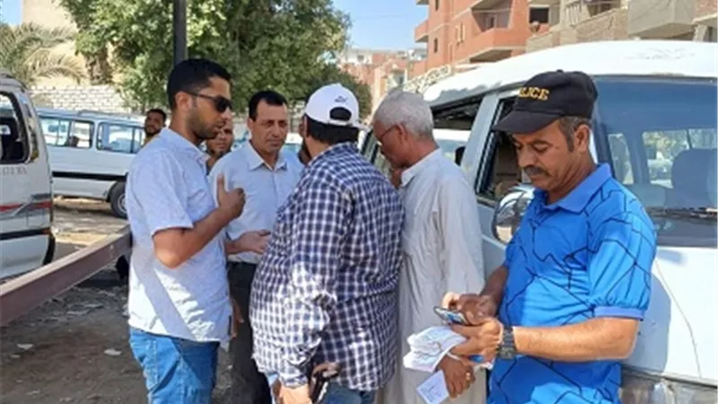 رئيس مركز بني مزار يتابع محطات الوقود والمواقف
