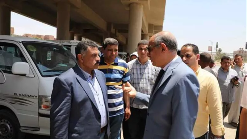 محافظ المنيا يتابع انتظام العمل بالمواقف ويشددعلى التزام السائقين