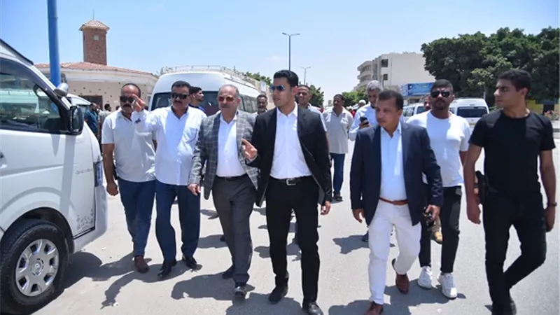 نائب المحافظ يتابع الالتزام بتعريفة الأجرة الجديدة بمطروح