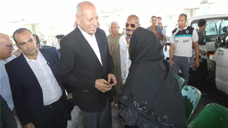محافظ القاهرة يتفقد مواقف النقل الجماعى للالتزام بخط السير والتعريفة
