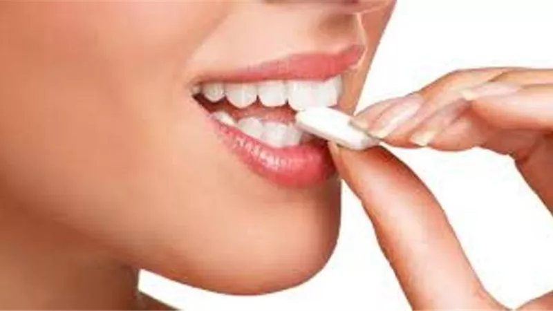 احذرى ابتلاع العلكة..تسبب أمراضًا خطيرة بالمعدة