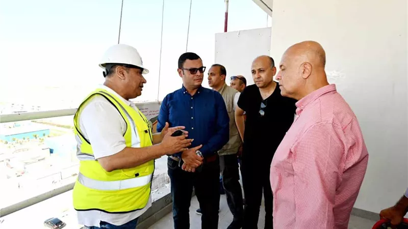 وزير الإسكان يتفقد مشروع أبراج الداون تاون بالعلمين الجديدة