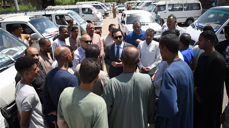 نائب محافظ قنا يتفقد مجمع مواقف سيارات الأجرة ومحطات الوقود