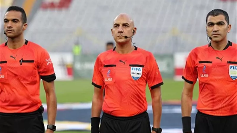 محمد عادل يقود طاقم تحكيم مباراة الزمالك وبيراميدز