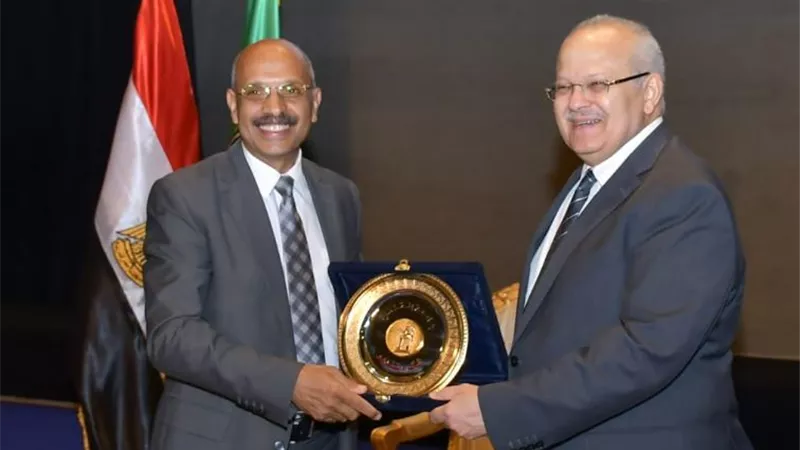 جامعة القاهرة تُكرم عميد كلية دار العلوم السابق .. صور