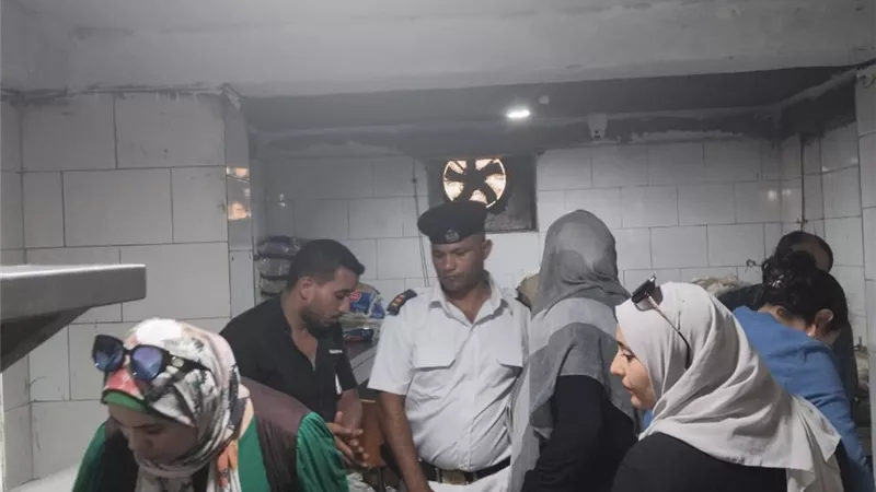 مرور مفاجئ على المحلات التجارية والمطاعم والفنادق بمرسي مطروح