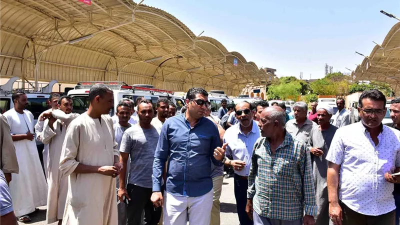 هدوء بمواقف نقل الركاب ومحطات البنزين في الأقصر..صور