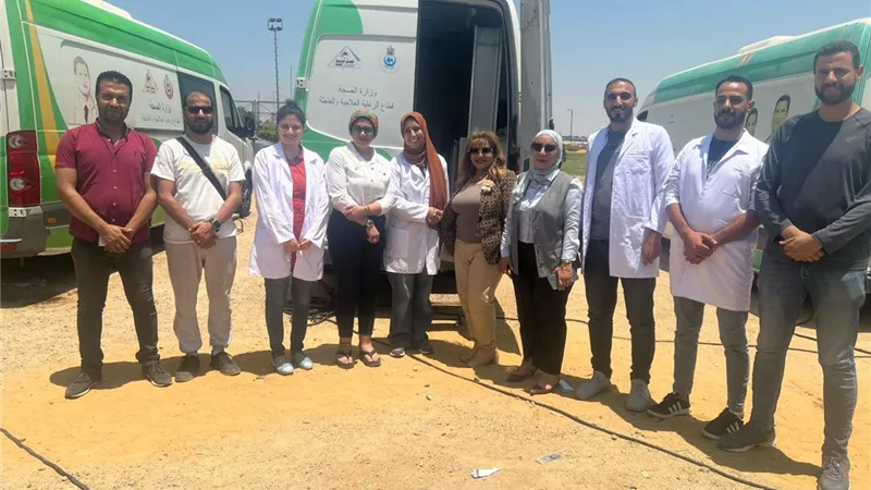 قافلة حياة كريمة الطبية تعالج أهالي كسفريت بالإسماعيلية