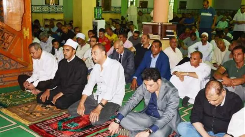 محافظ سوهاج يؤدى صلاة الجمعة بمسجد الشرطة