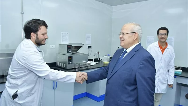 الخشت يفتتح تطوير مركز البحوث الانتقالية والأمان الحيوى بصيدلة القاهرة