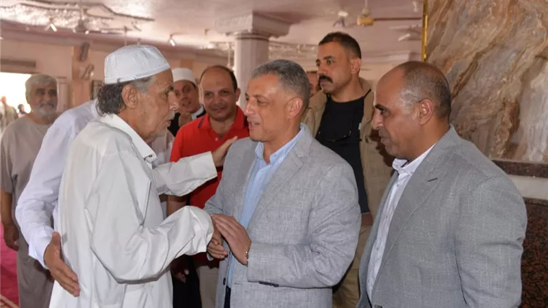 محافظ الإسماعيلية يبحث مطالب الأهالي عقب أداء صلاة الجمعة..صور