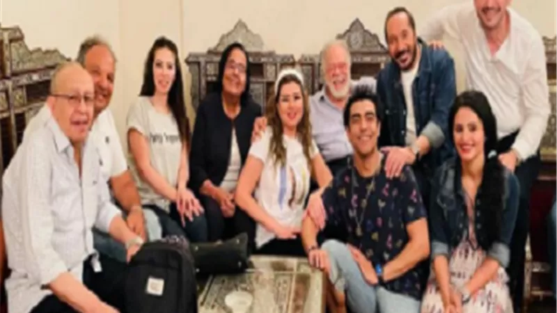 يحيي الفخراني يحضر مسرحية 