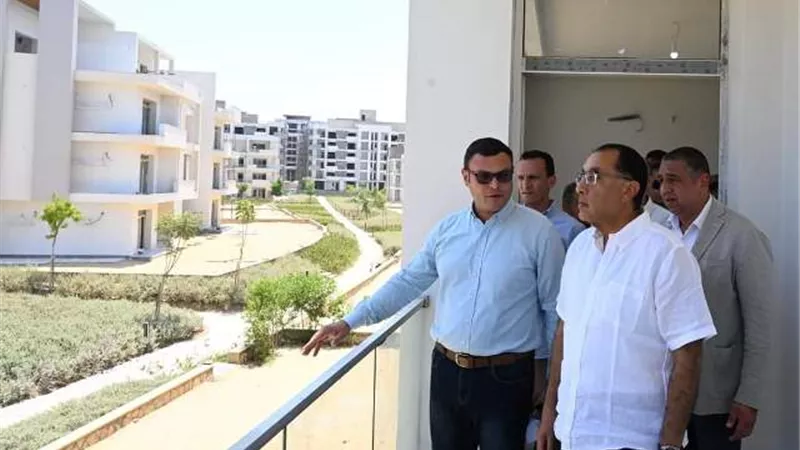 رئيس الوزراء يتفقد الوحدات الجاهزة للتسليم بمشروع 