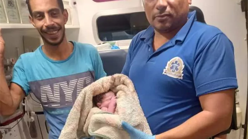وكيل صحة بني سويف تشكر مسعفًا وسائقًا أنقذا حياة سيدة ومولودها