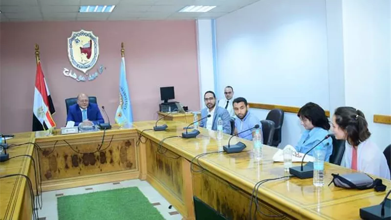 رئيس جامعة سوهاج يلتقي وفد طلاب كليات الطب الأجنبية