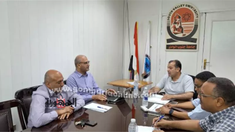 رئيس جامعة جنوب الوادي يلتقى بفريق مركز التخطيط الاستراتيجي