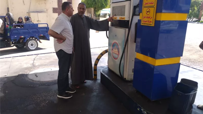 رئيس مدينة الأقصر يواصل جولات المرور على محطات البنزين والمواقف