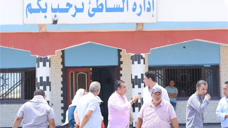 العدل يتفقد شاطئ جمصة ويتابع مستوي النظافة والمواقف العامة..صور